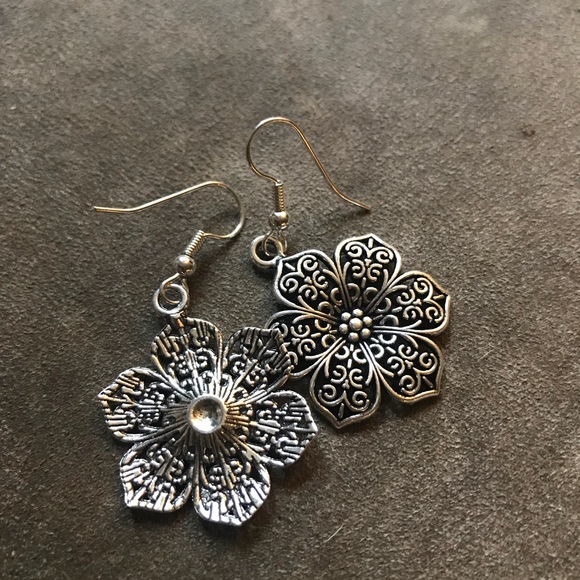 Silver Nepalese Zen Lace Flower Earrings - Picture 3 of 3